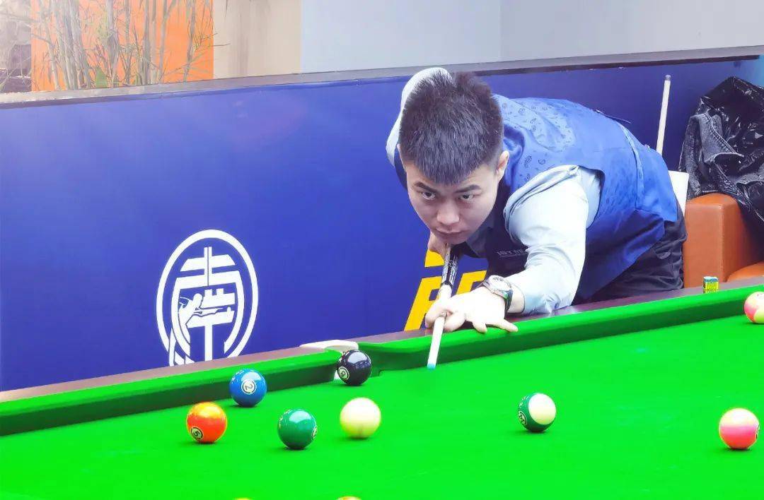 或校园操场 或校园操场