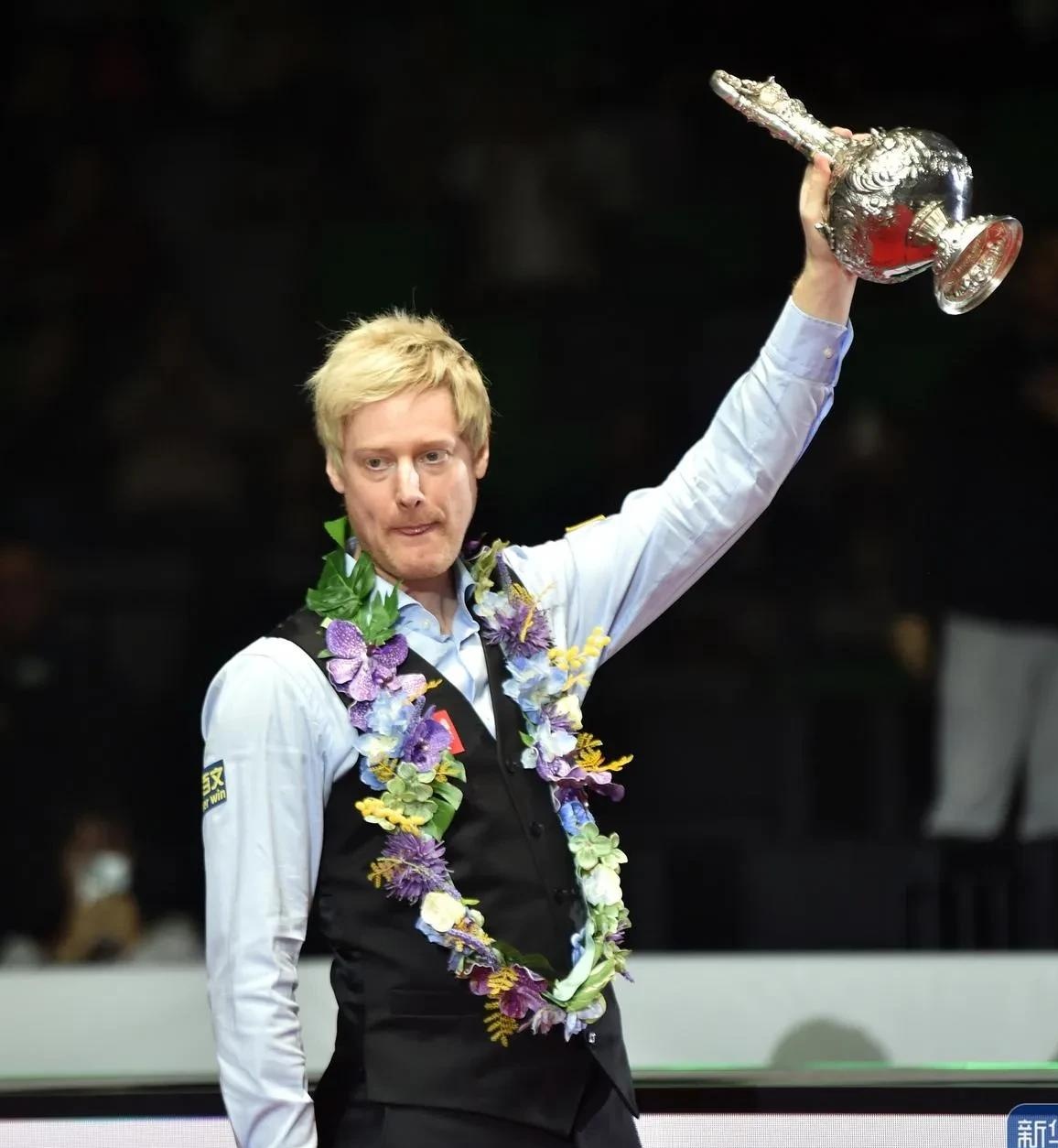 她继续追求 她继续追求